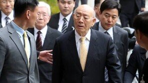 전두환 광주법원 도착, ‘어리둥절’ 표정…취재진 질문에 “아 왜이래” 