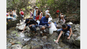 베네수엘라 정전사태로 식수난 , 산악지대 샘물에  군중 몰려