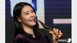 여자농구 MVP 박지수 “트로피 무게 무거워…책임감 느낀다”