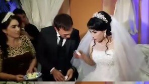 결혼식서 신부가 장난 친다고 뺨 ‘찰싹’…“결혼 취소해” 비난 폭주