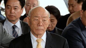 “학살 주범, 무릎 꿇고 사죄” 전두환 혐의 부인에 방청객 거센 항의