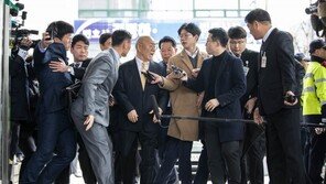 전두환, 광주지법서 출발…시민들 막아서며 충돌