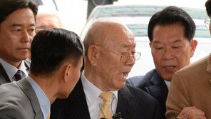 전두환씨, 5·18 39년 만에 광주 법정 출석해 ‘꾸벅 꾸벅’