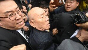 재판 끝난 전두환, 험난한 귀갓길…성난 시민들에 막혀 빗속 대치