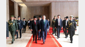 文대통령, 브루나이 왕실 박물관 방문…왕실 존중 의미