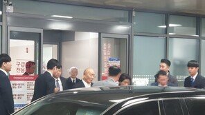 전두환, 광주서 재판 받고 집 도착…30분간 병원 경유