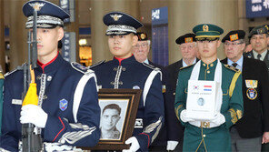 “전우 잠든 한국땅에 묻어달라”… 네덜란드 6·25용사 유해 봉환