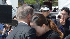 文과 포옹 ‘5.18둥이’, 與 ‘한반도100년위’ 자문위원으로