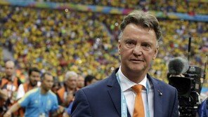 명장 판 할 은퇴 “아내는 축구 외 삶 나와 함께 누릴 권리”