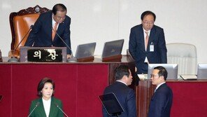 “文대통령은 김정은 수석대변인” 나경원 발언에 난장판 된 국회 본회의장