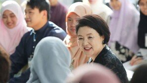 ‘브루나이 국립대 방문’ 김정숙 여사 “한국어 공부, 소통의 길 여는 것…감동”