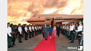 文대통령, 말레이시아 도착…한류-할랄 전시회·동포간담회