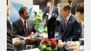 文대통령 내외, 브루나이 국왕 내외와 환담…“한국 신남방정책 지지”