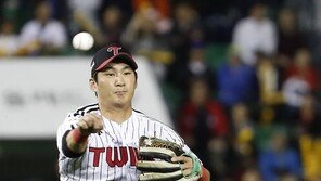 LG 오지환, 오른손 부상 교체…투구에 맞아