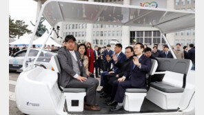 국회서 선보인 자율주행차…이해찬 “운전 걱정했는데…”