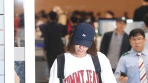 ‘불법 영상 논란’ 정준영, 입국…질문에 ‘묵묵부답’