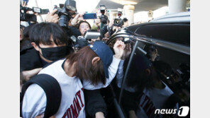 [종합] ‘입국’ 정준영, 작은 목소리로 “죄송합니다”…모자 벗기려는 시민에 ‘깜짝’