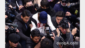 [화보]‘묵묵부답’ 정준영, 아수라장 입국 현장