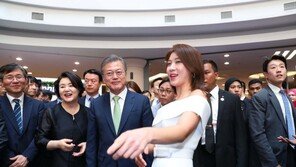 “하지원, 다모서 봤다”…文대통령 할랄展 참석해 한류스타 격려