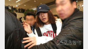 ‘성관계 몰카’ 정준영 귀국, 도망치듯 공항 빠져나가