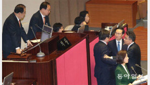 단상에서 맞선 여야