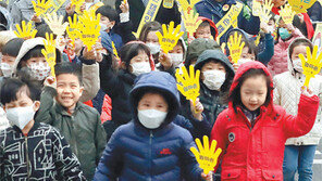 “보다, 서다, 걷다 3원칙 지켜 횡단보도 건너요”