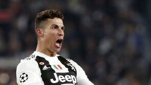 ‘호날두 해트트릭’ 유벤투스, 극적인 챔스 8강행