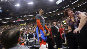 NBA 인종차별 발언 분통 웨스트브룩 벌금, 관중은 영구퇴출