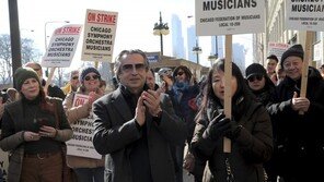지휘자 무티, 오케스트라 단원들 파업 동참해 “연주자들 처우 개선해야” 지지
