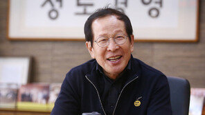 권원강 교촌치킨 회장 전격 퇴임 선언