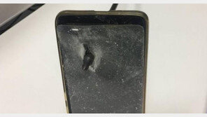 휴대폰 뚫고 머리 맞은 화살…“죽다 살았네”