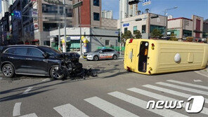 신호위반 어린이통학버스, 승용차 받아 3~4세 아이 4명 다쳐