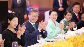 文대통령, 캄보디아 동포들과 만찬…세계 당구 선수 등 100여명 참석