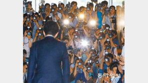 [사진기자의 ‘사談진談’]의원님, 카메라 말고 국민을 보셔야죠