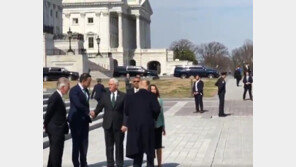 트럼프, 국회의사당서 ‘정적’ 펠로시에 뺨 키스…따뜻한 교감?