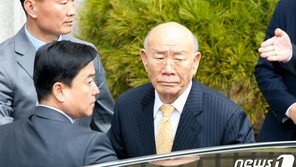 ‘전두환 물러가라’ 외친 초등학교 앞에서 극우단체 기자회견