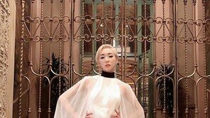 티파니, 파격 의상+메이크업…우월한 각선미 자랑
