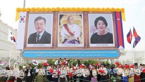 文대통령 “사람 중심 개발 협력”…캄보디아 국왕과 환담