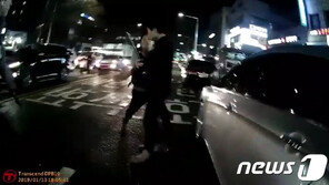 ‘암사역 흉기난동’ 10대 재판서 혐의 인정 “선처 부탁”