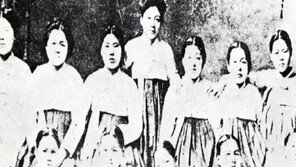 독립운동가로 변신한 여학생들…속옷에 고향 부모 이름까지 써 붙여