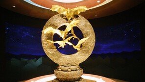 하마터면 도둑 맞을뻔…‘80억 황금박쥐’ 동상이 뭐길래