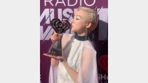 티파니 영, ‘아이하트라디오 뮤직 어워즈’ 수상에 트로피 키스