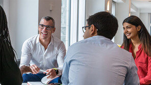 직장인 10명중 4명만 정장출근… 은행원 유니폼도 점점 사라져