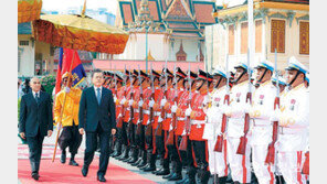 文대통령 “韓 신남방-캄보디아 경제 전략 만나 힘찬 물길”