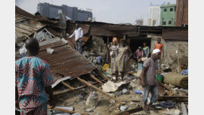 나이지리아 학교붕괴 사망자 20명…43명 구조