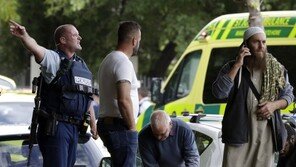 뉴질랜드 테러 현장에서 용감한 시민이 총 빼앗아 추가 피해 막아