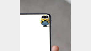 “감쪽같아”… 갤럭시S10 ‘카메라 구멍’ 감추는 배경화면 ‘화제’