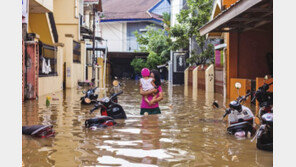 인도네시아 파우아주 ‘돌발’ 홍수로 사망자 계속 늘어나 최소 63명 사망