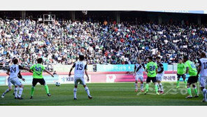 또 역습에 당한 전북, 강원에 충격 패