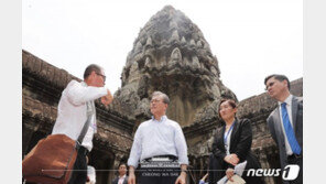 靑 “한-아세안 특별정상회의, 김정은 초청 적극 검토”